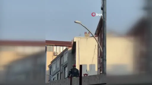 Yürekleri ağza getiren anlar: Direğe çıktı