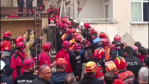 Maltepe’de çöken binadan bir kişiyi daha kurtarıldı