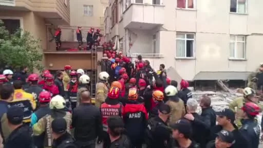 İstanbul Valiliği: "Maltepe’de çöken binada yapılan arama kurtarma çalışmalarında şu ana kadar 10 kişi sağ olarak kurtarılmıştır. Çöken bölümde bulunan 4 kişiyi arama kurtarma çalışmaları devam etmektedir."
