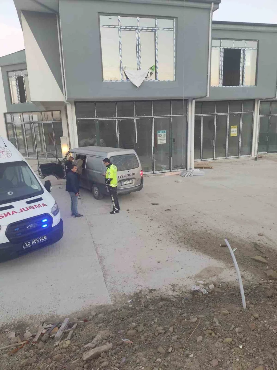 Keşan’da polisten kaçan kamyonet iş yeri duvarına çarptı: 5 yaralı