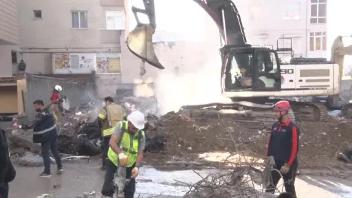 Maltepe’de enkaz altında kalan araç kaldırılıyor