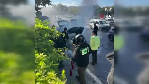 Kağıthane’deki otomobil yangınını meşrubat şişesiyle söndürmeye çalıştı