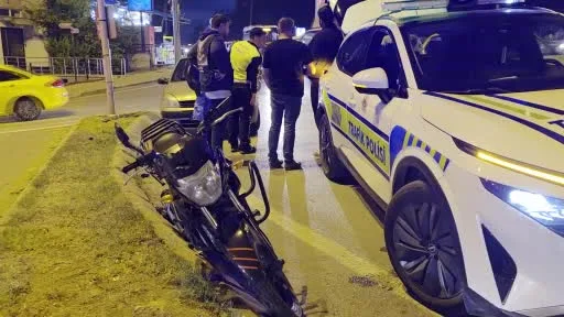 Polisten kaçan motosiklet sürücüsü otomobile çarptı