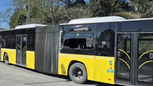 Sultangazi’de İETT otobüsü istinat duvarına çarptı: 4 yaralı