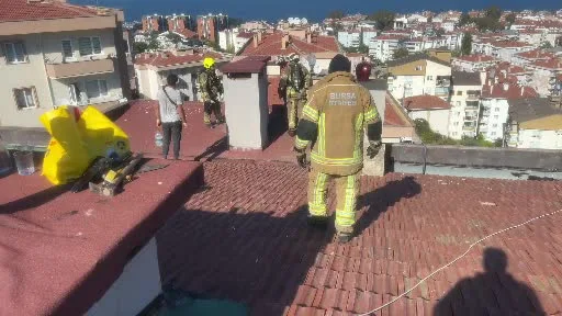 Bursa’da sitenin çatısında yangın paniği