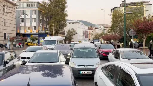 Bursa’da sabah namazı yoğunluğu: Trafik tek şeride düştü