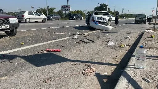 Otomobil kağıt gibi ezildi: 3 yaralı