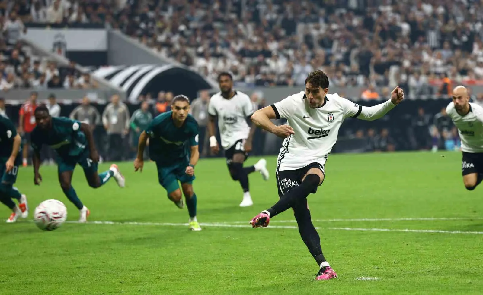 Dusan Vlahovic gollerine devam ediyor