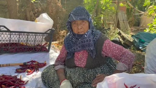 90 yaşındaki annenin evlat sevgisi acı biberi tatlı kıldı