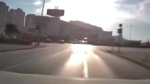 Bursa’da ışık ihlali yapan scooter sürücüsü kazadan kıl payı kurtuldu