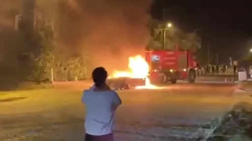 Park halindeki otomobil alev topuna döndü