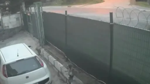 Arnavutköy’de freni boşalan midibüs evin bahçesine girdi