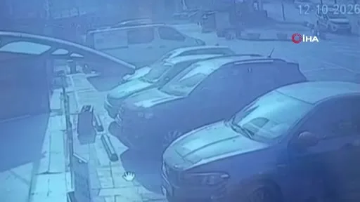 Esenyurt’ta kadın sürücünün çarptığı park halindeki otomobil börekçiye daldı