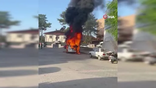 Dursunbey’de ticari araç yandı