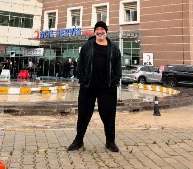 Cem Yılmaz kalp krizinin ardından tedavi gördüğü hastaneye geldi