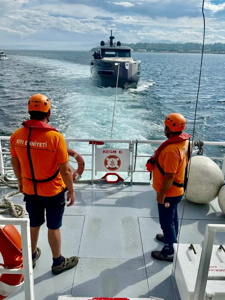Çanakkale Boğazı’nda sürüklenen teknedeki 2 kişi kurtarıldı