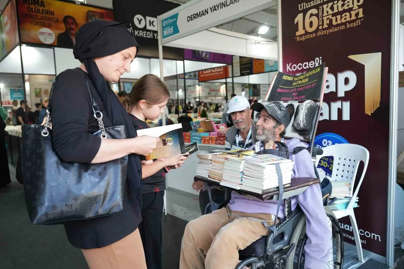 Tek parmağıyla 27 kitap yazdı