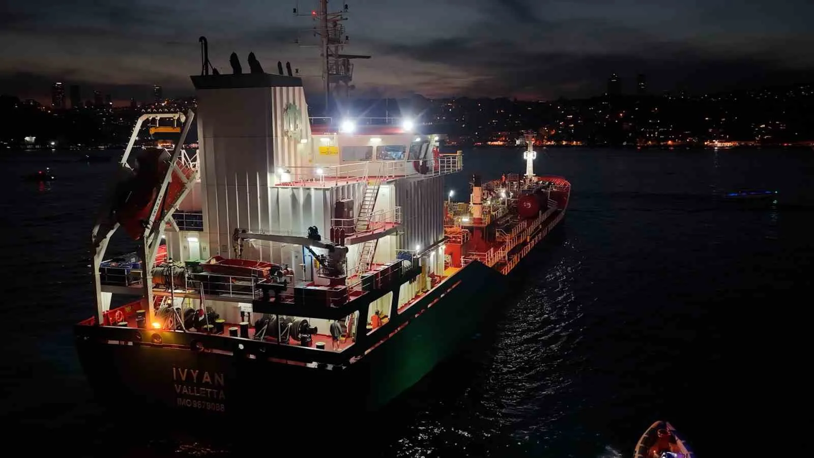 İstanbul Boğazı’nda facianın eşiğinden dönüldü: Kimyasal madde taşıyan tanker kıyıya metreler kala durabildi