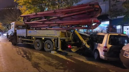 Avcılar’da el freni çekilmeyen beton pompası dehşet saçtı: 7 araç hasar aldı