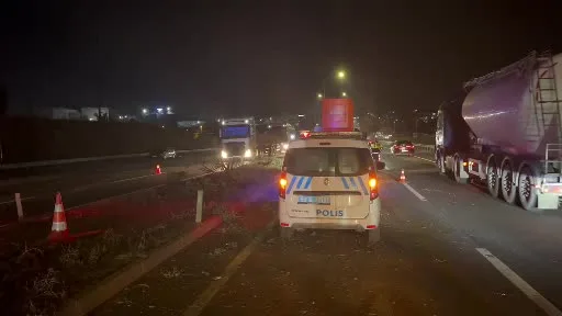 Kontrolden çıkan otomobil refüje ve direklere çarptı: 1 yaralı