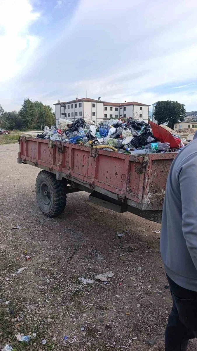 Sakarya Nehri kıyısından 1 günde 1 römork atık toplandı