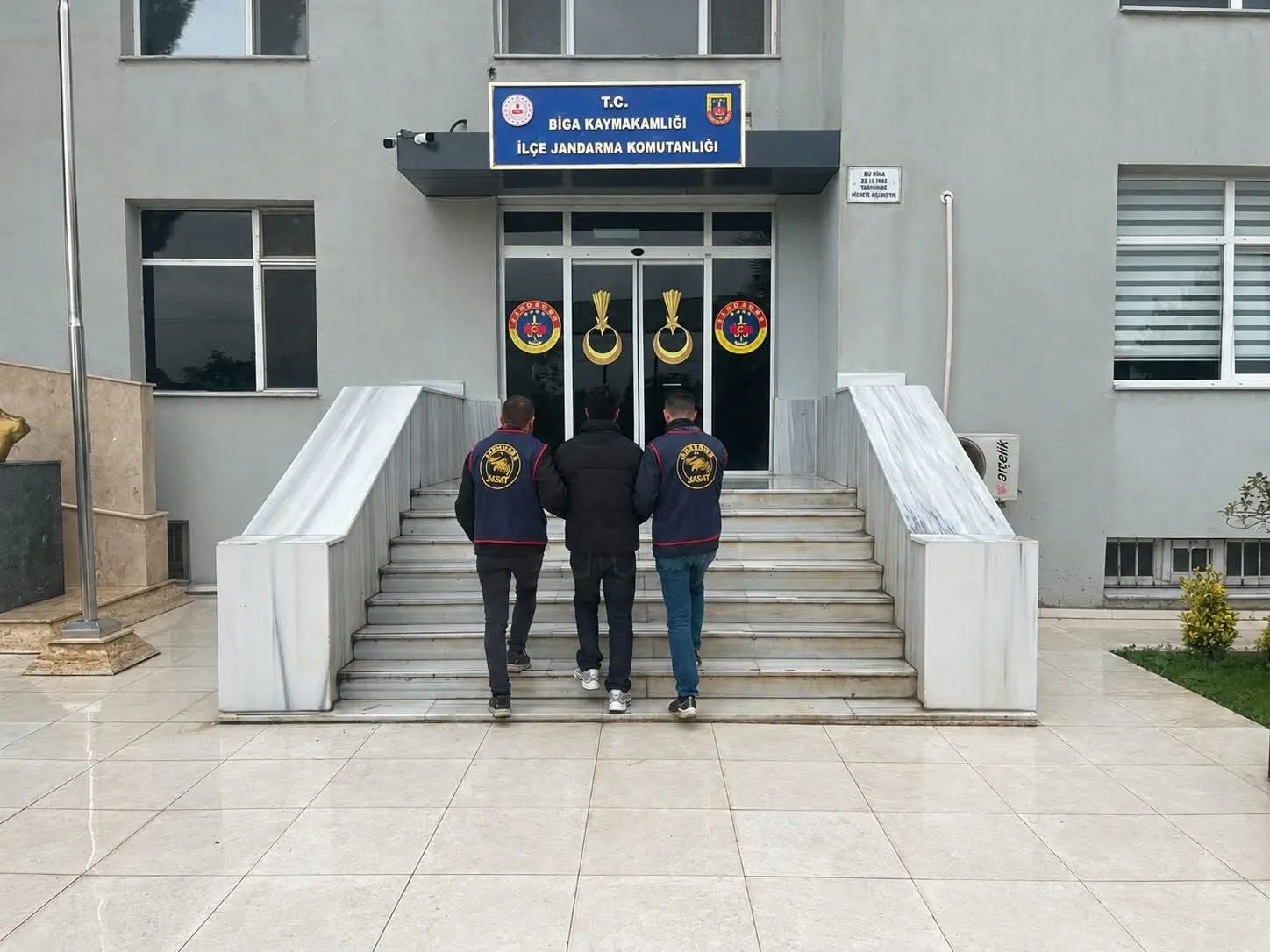 Çanakkale’de çeşitli suçlardan aranan 15 şüpheli tutuklandı