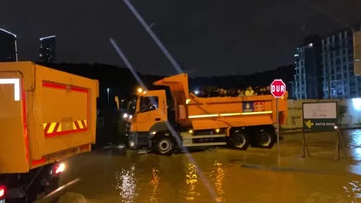 Sarıyer’de mahsur kalan 200’ün üzerinde çalışan, kamyonlarla kurtarıldı