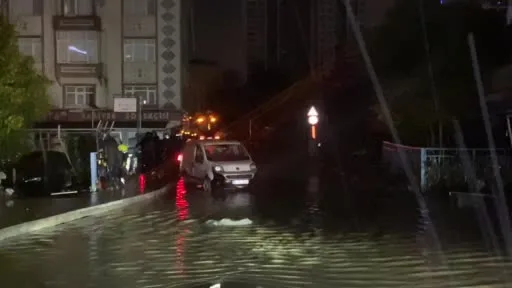 Sarıyer’de selde yolun karşısına geçmeye çalışırken düşen bir kişi hayatını kaybetti