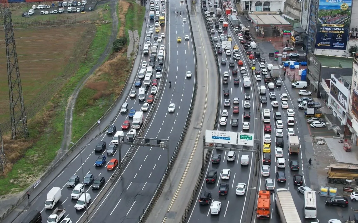 İstanbul’da yoğun trafik oluştu sürücüler ilerlemekte güçlük çekti