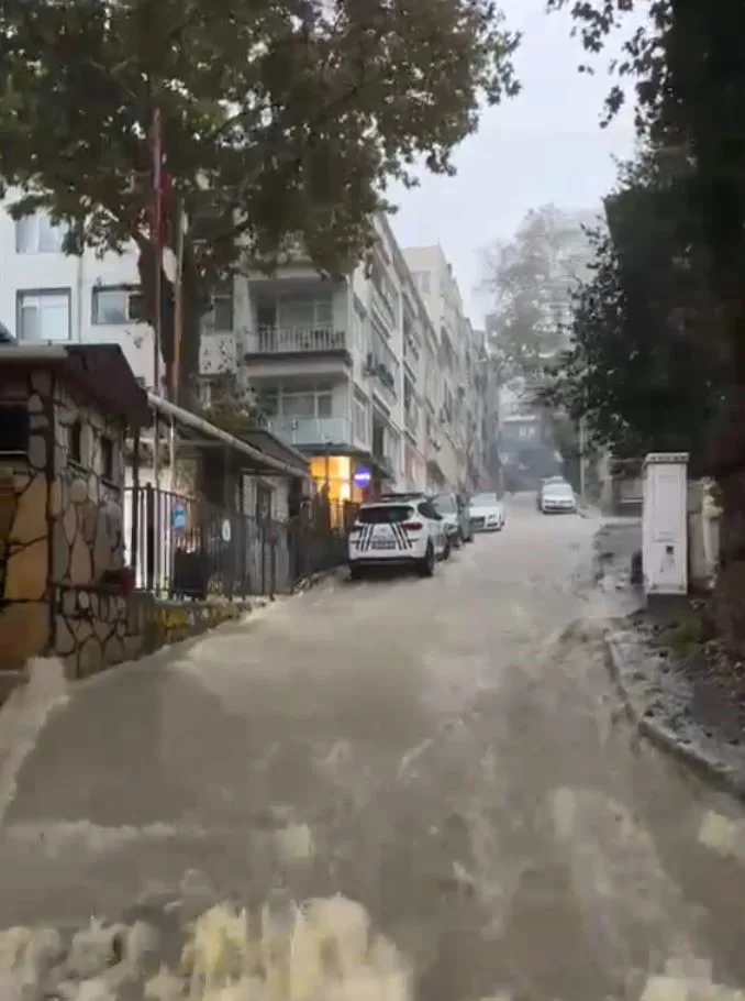 Sarıyer’de şelaleyi andıran görüntüler kamerada