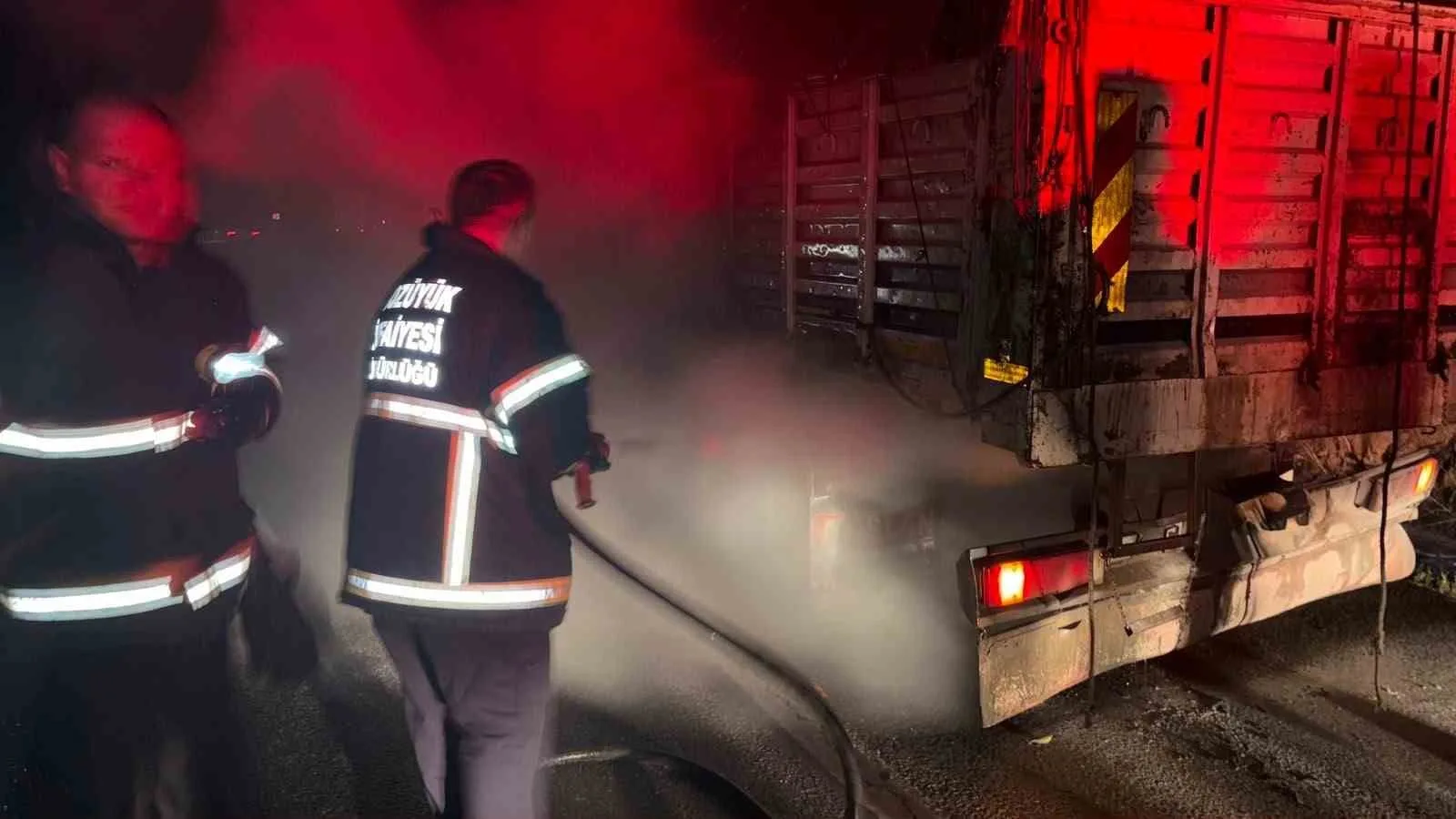 Bilecik’te seyir halindeki kamyon alev aldı