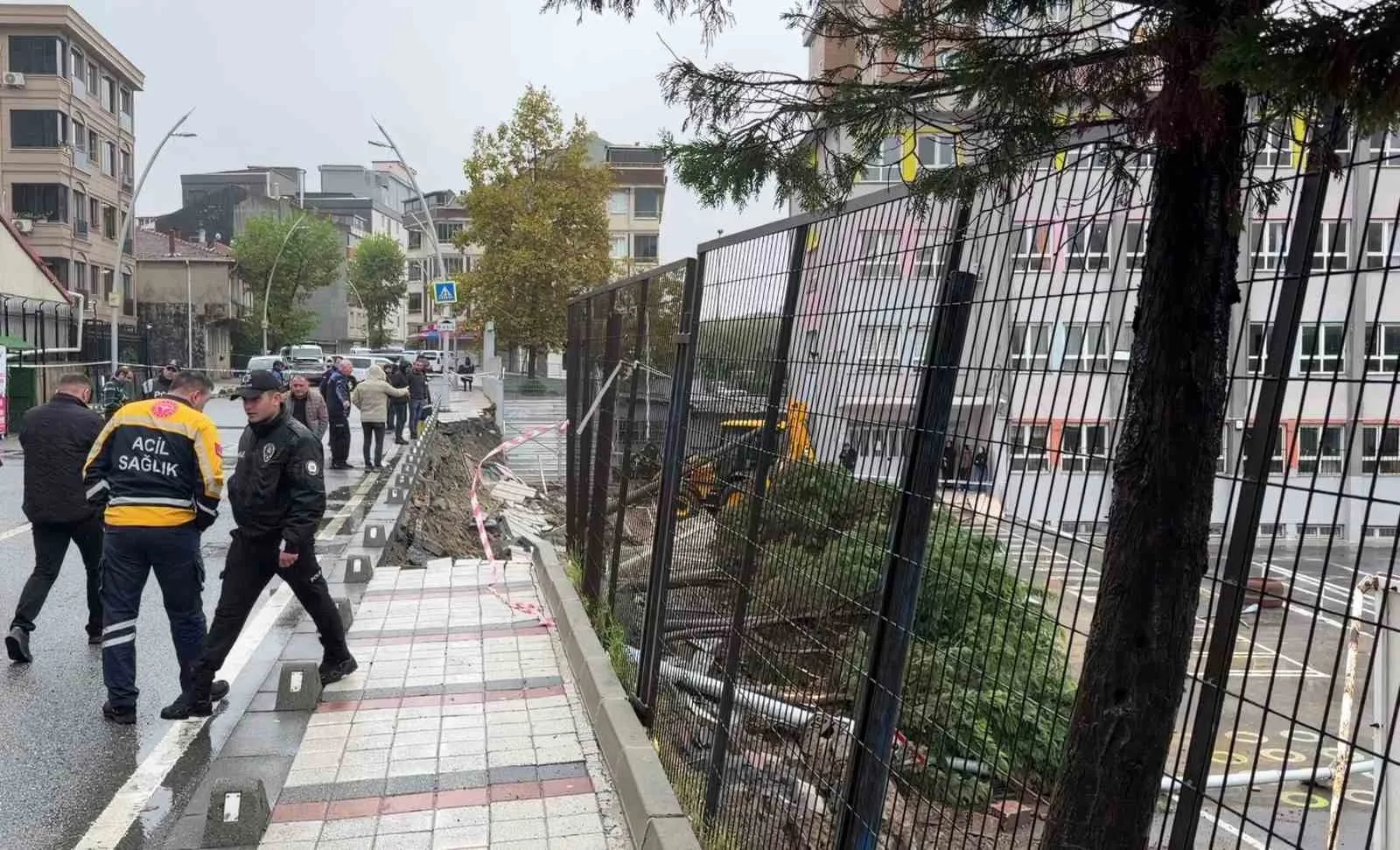 Sultangazi’de sağanak yağış nedeniyle okulun istinat duvarı çöktü