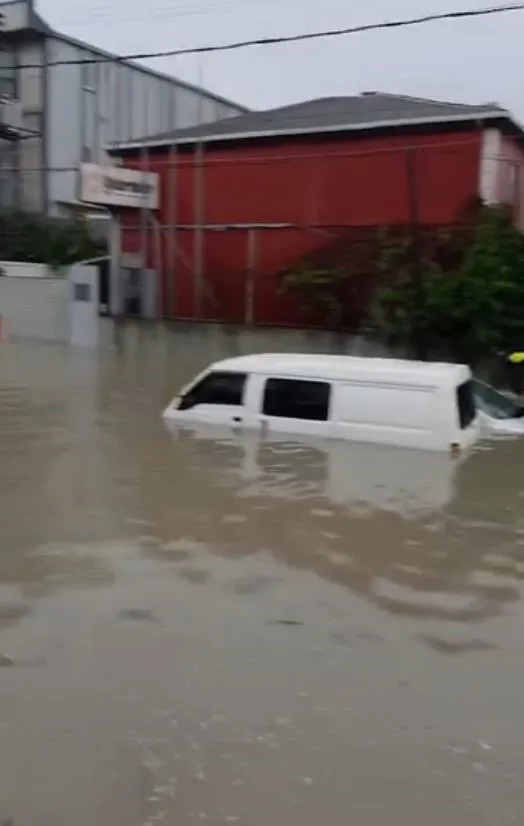 Su baskının ilk anları kamerada: Araçlar böyle sürüklendi