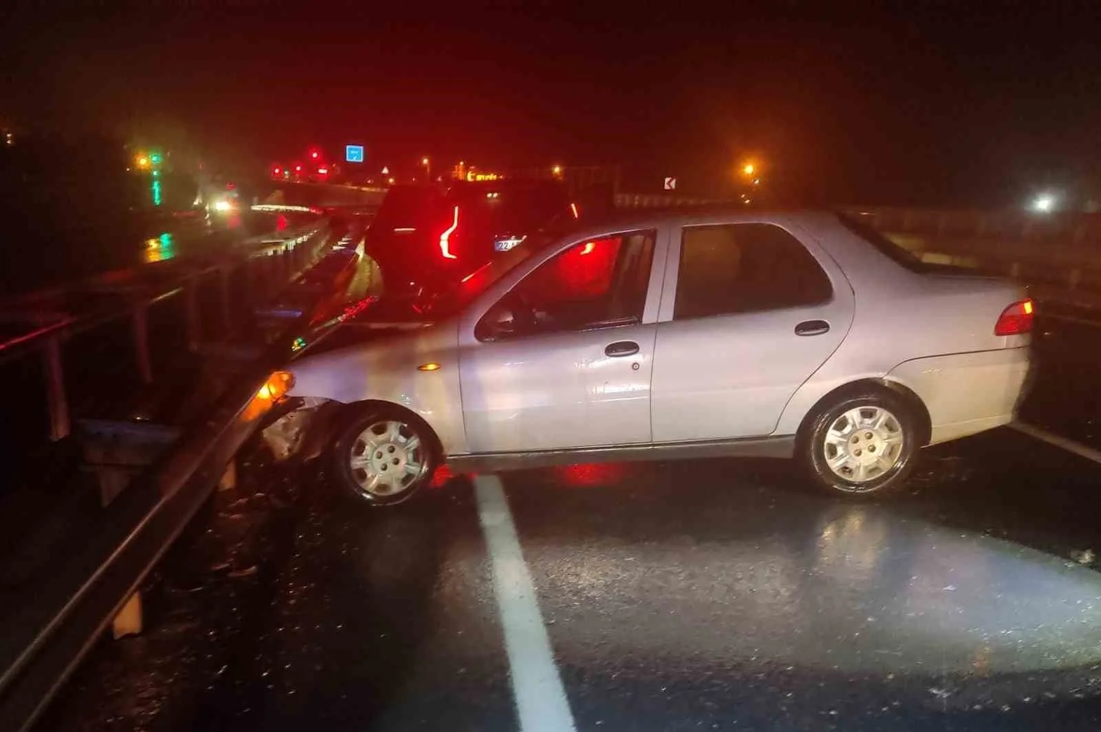 Keşan’da otomobil bariyerlere çarptı: 1 yaralı