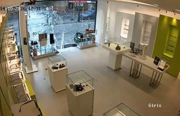 Beylikdüzü’nde şiddetli rüzgar dükkanın cam kapısını kırdı