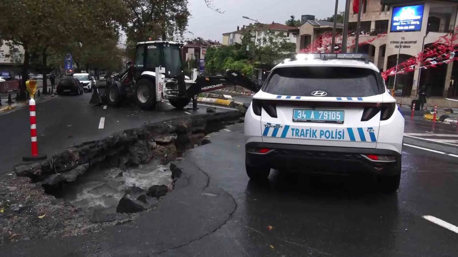 Eyüpsultan’da yol çöktü, trafik kilitlendi