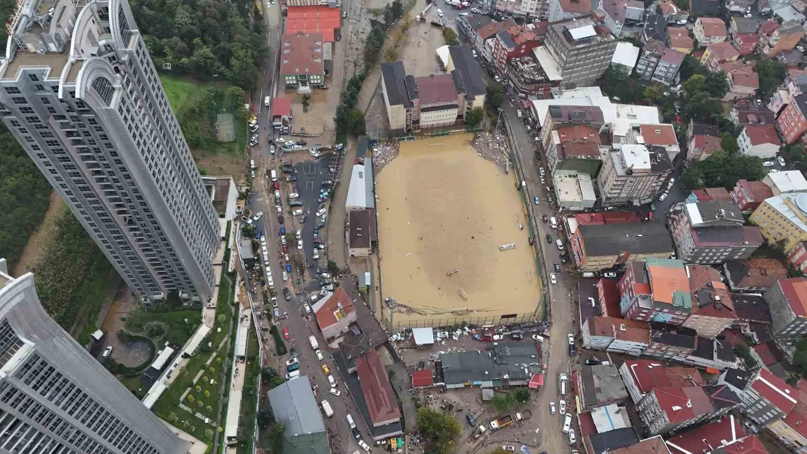 Sarıyer’de sel felaketi, yollar göle döndü, araçlar üst üste yığıldı