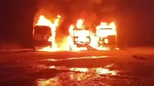 Yangında 3 kamyon alev topuna döndü