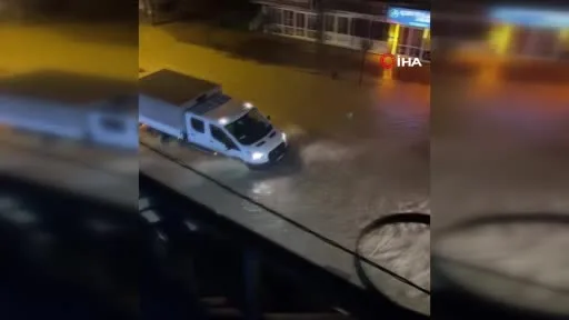 Sakarya’da yükseklerden inen sel suları ilçe merkezini esir aldı