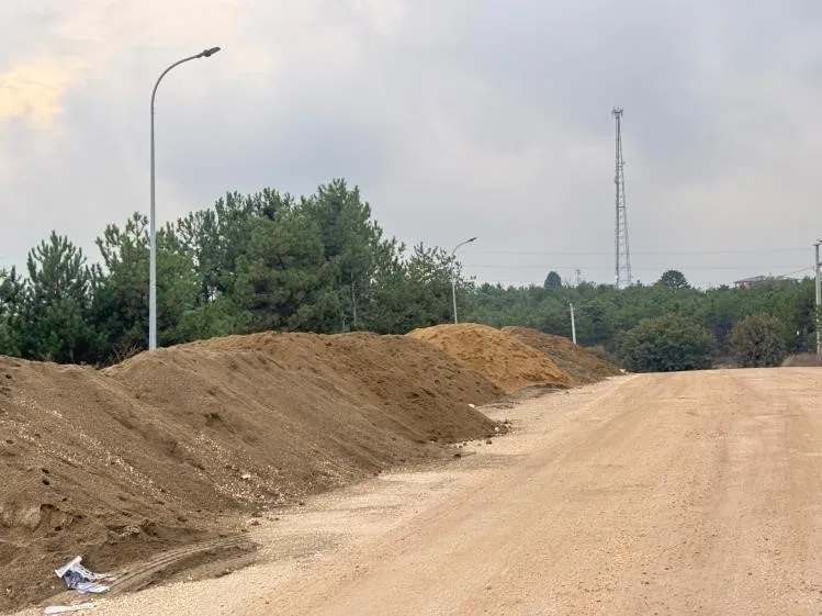 Bilecik’te yol kenarına dökülen kumlar tehlike saçıyor