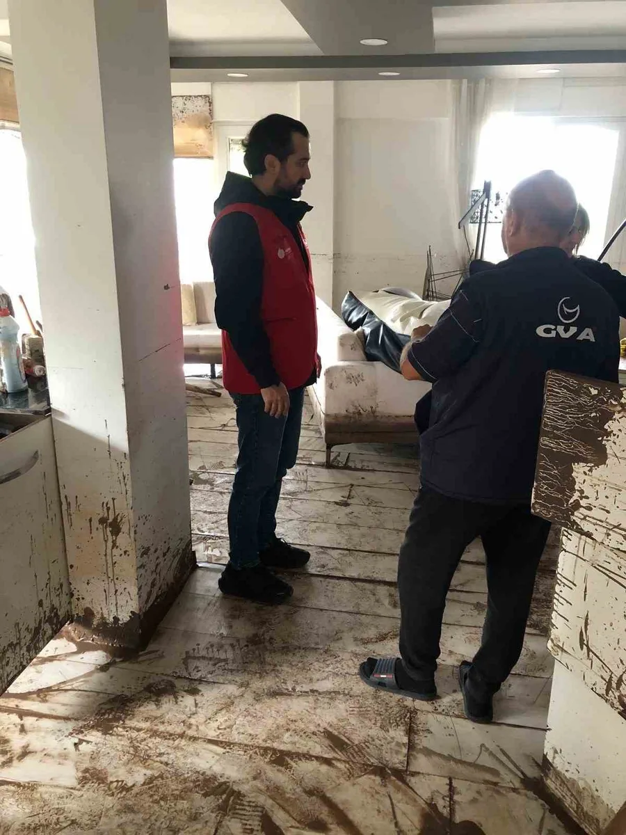Başiskele’de selden etkilenen ailelere destek ziyareti
