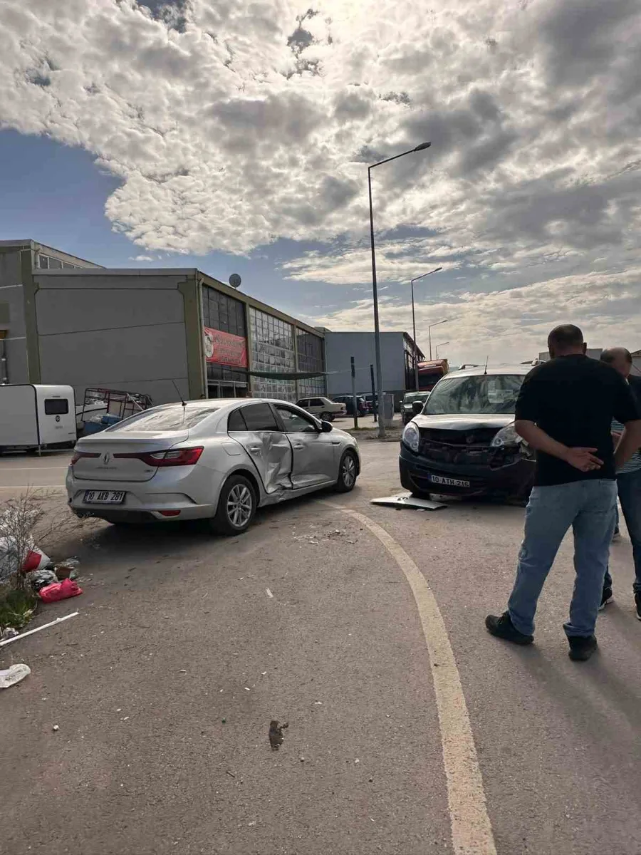 Gönen Sanayi Sitesi’nde trafik kazası kamerada