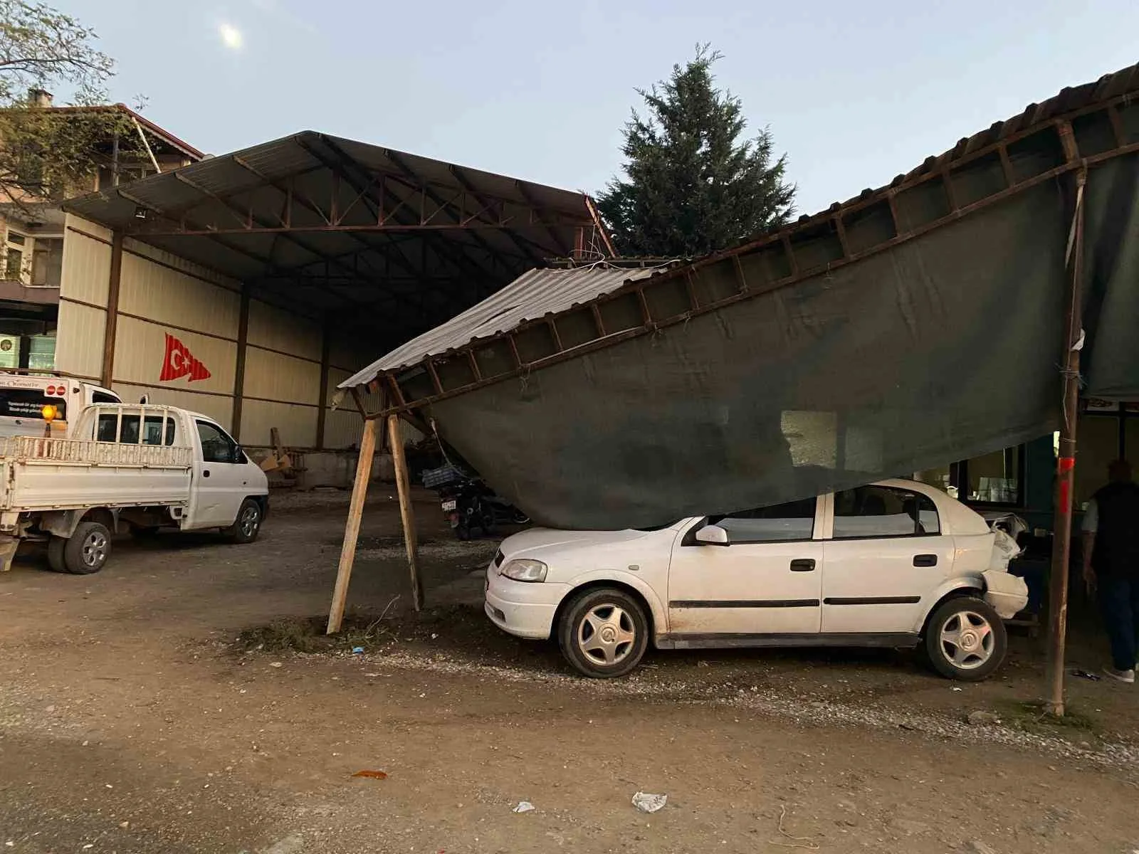 Kamyonla çarpışan otomobil kıraathaneye girdi