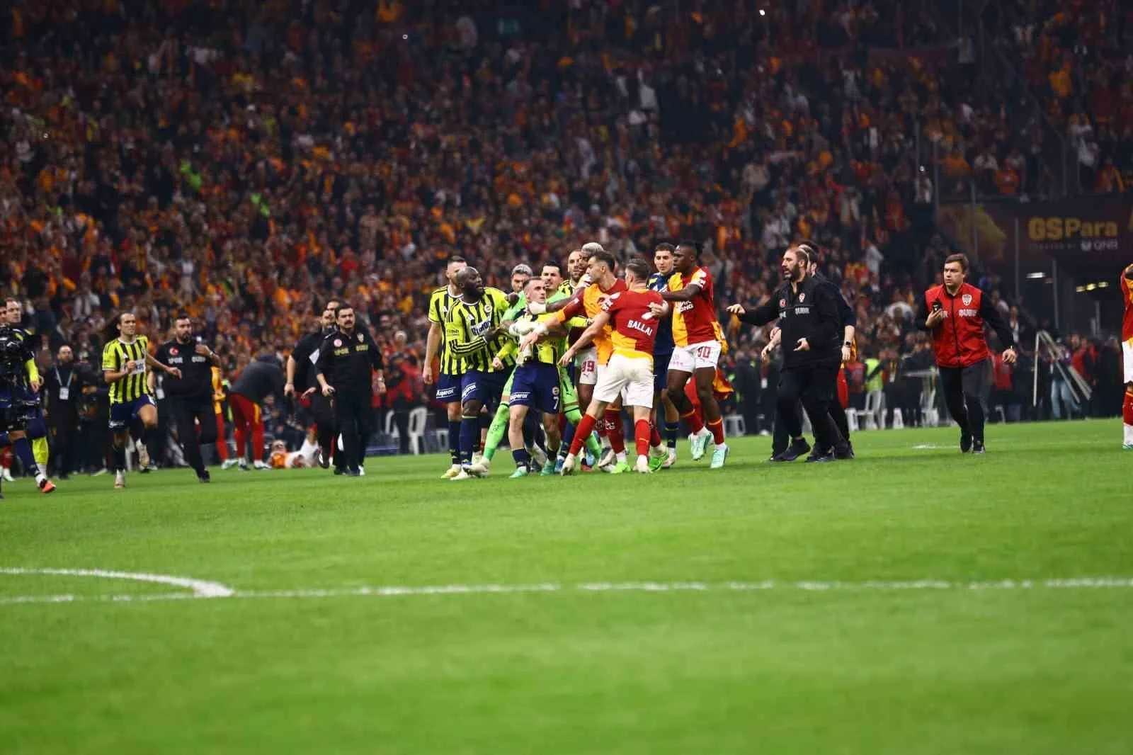 Derbi sonrası saha karıştı