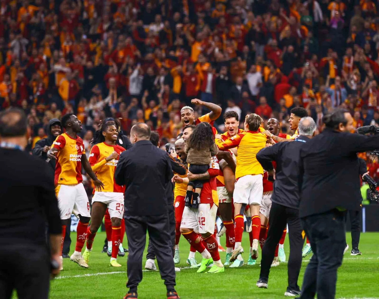 Galatasaraylı futbolcular galibiyeti taraftarıyla kutladı
