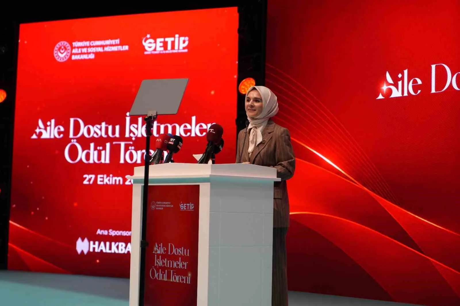 Bakan Göktaş: "Aileyi güçlendirmek için tüm alanlar aile dostu olmalı"