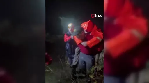 Bursa’da mahsur kalan yaşlı çift için seferber oldular: Jandarma sırtında taşıdı
