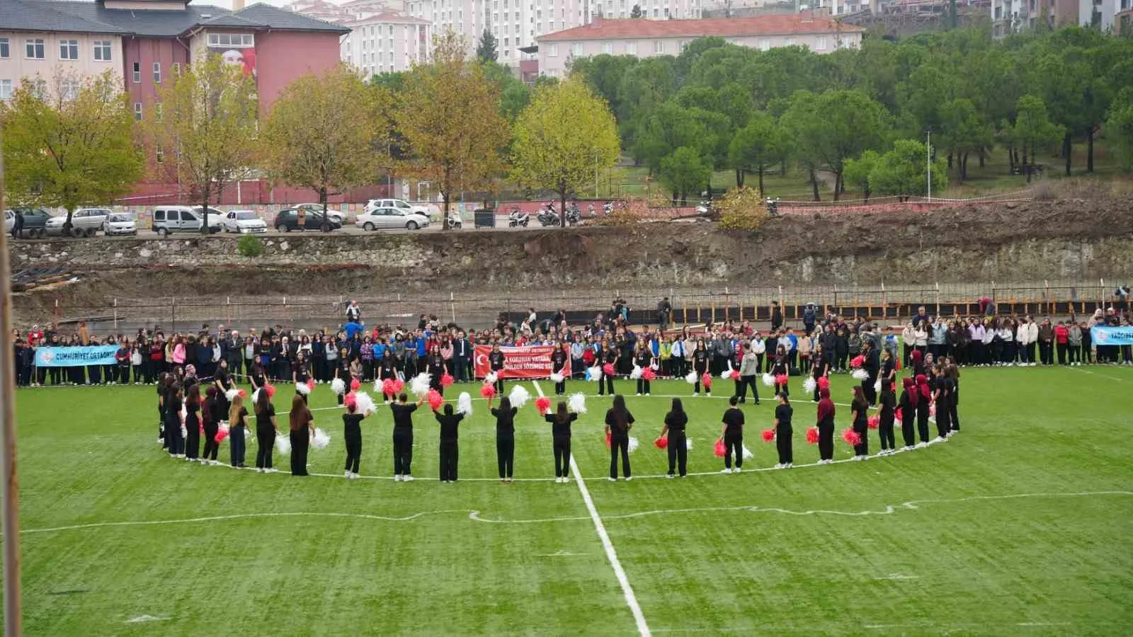 Sındırgı’da Cumhuriyet Bayramı coşkusu stadyuma taştı