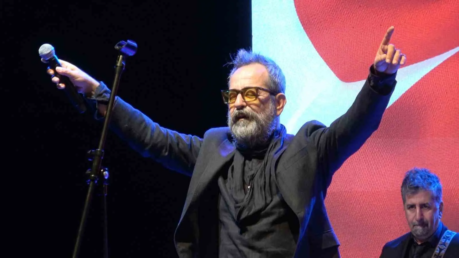 Ayvalık’ta 21. Uluslararası Zeytin Hasat Festivali’nde Feridun Düzağaç sahne aldı